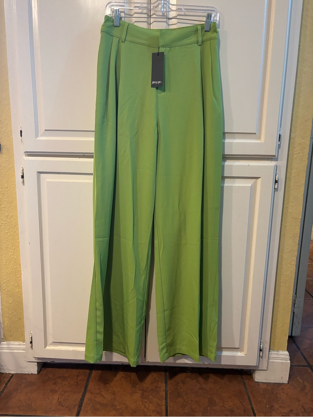 Nasty Gal wide leg women’s pants in lime green. Size 6. NWT